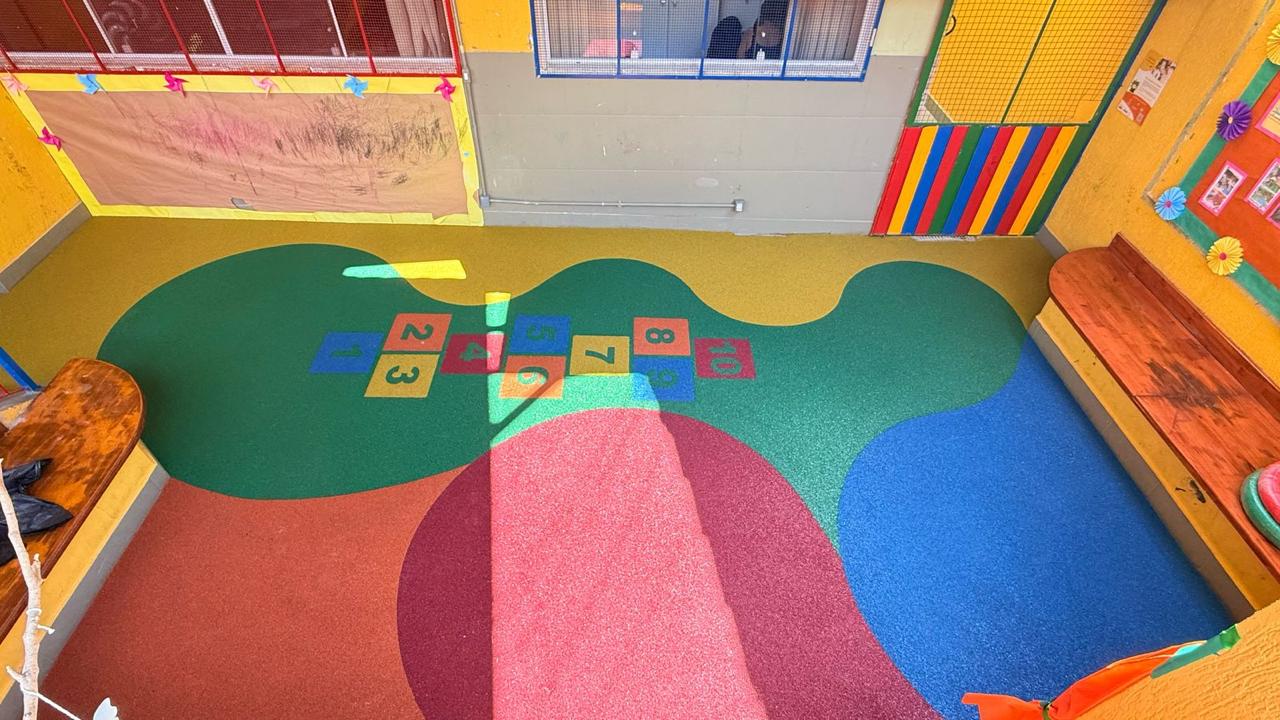 Patio escolar moderna com design inovador e iluminação adequada